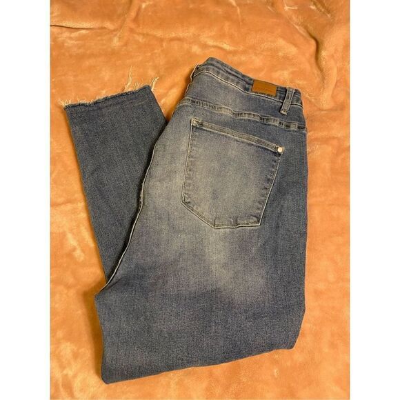 JUDY BLUE Jeans Women’s Sz 3XL Skinny Fit Distressed Frayed Hem Stitch - Picture 4 of 5